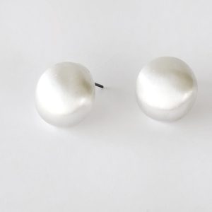 Aretes Botón Matte White
