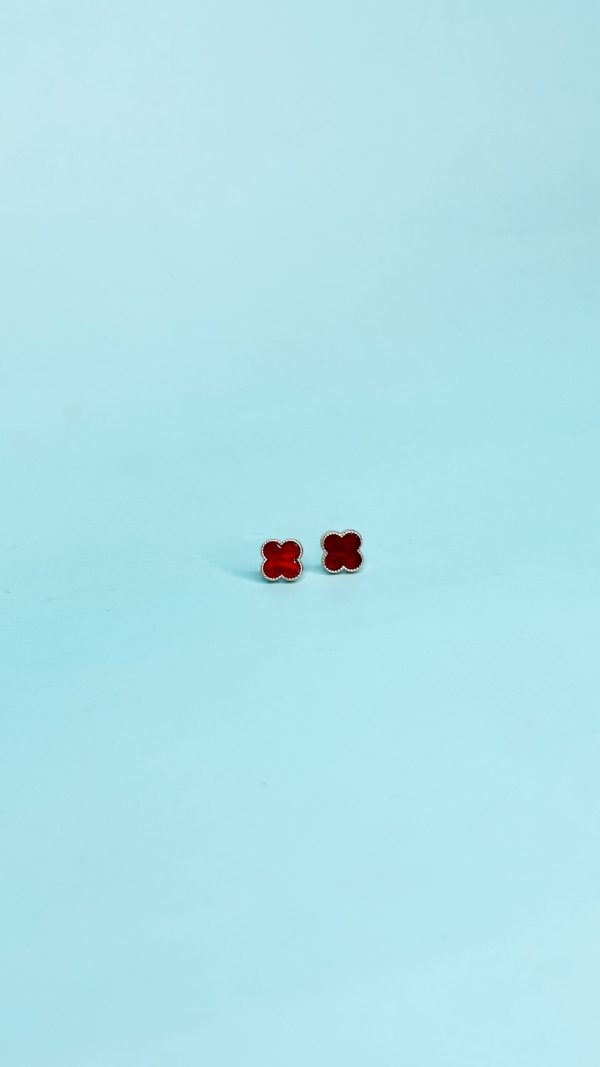 Aretes Dupe Trebol Carmin 7mm - Imagen 4